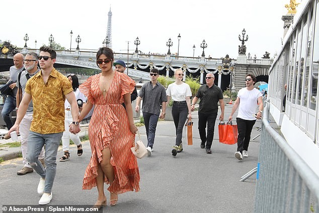 Hoa hậu Priyanka Chopra đắm đuối ôm hôn chồng kém 10 tuổi trên phố - ảnh 9