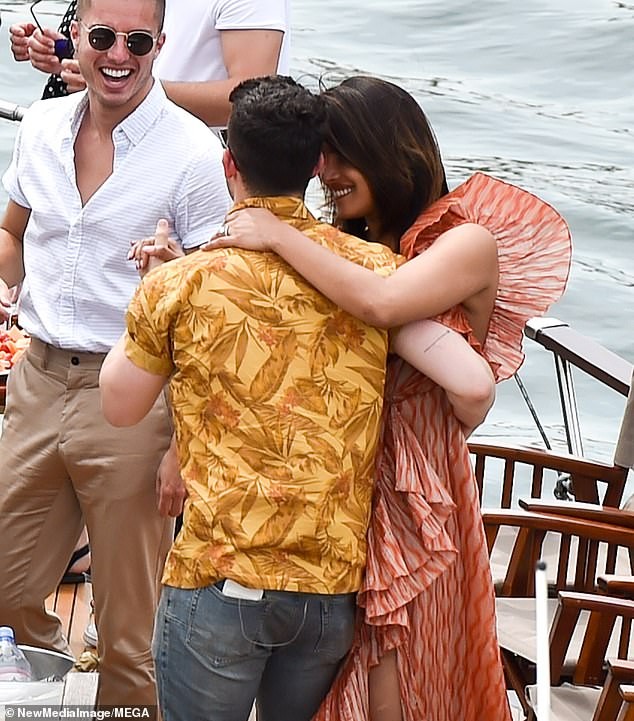 Hoa hậu Priyanka Chopra đắm đuối ôm hôn chồng kém 10 tuổi trên phố - ảnh 5