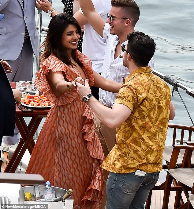 Hoa hậu Priyanka Chopra đắm đuối ôm hôn chồng kém 10 tuổi trên phố - ảnh 6