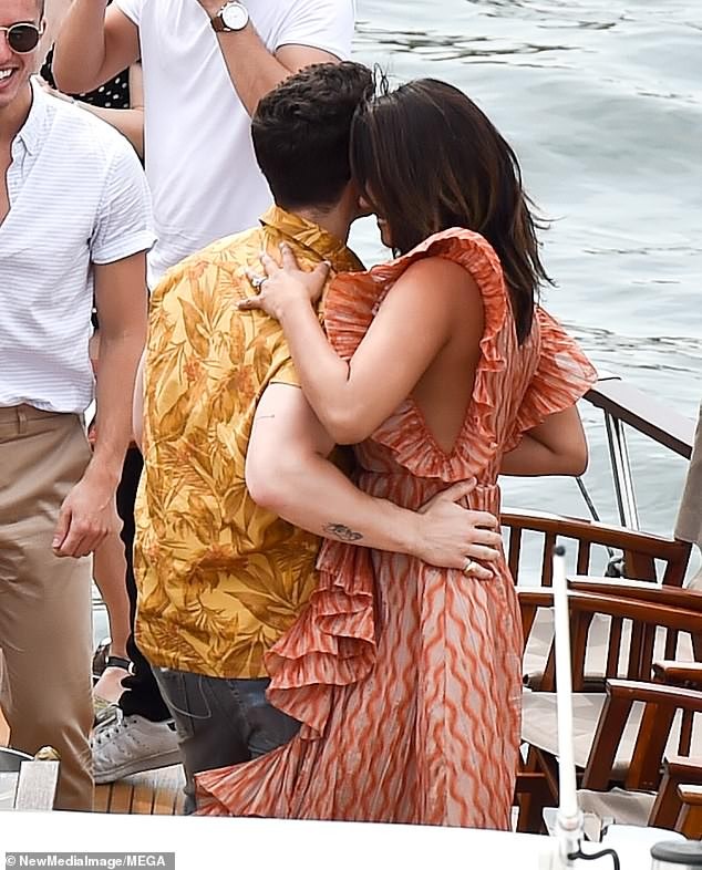 Hoa hậu Priyanka Chopra đắm đuối ôm hôn chồng kém 10 tuổi trên phố - ảnh 7
