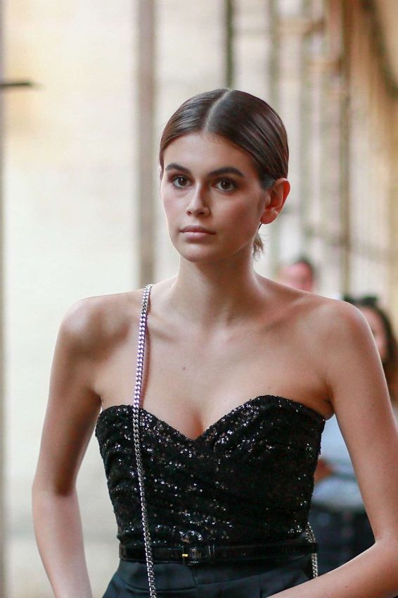 Kaia Gerber khoe dáng siêu mẫu tuyệt đẹp trên phố với áo cúp ngực - ảnh 5