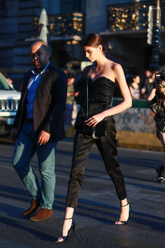 Kaia Gerber khoe dáng siêu mẫu tuyệt đẹp trên phố với áo cúp ngực - ảnh 8