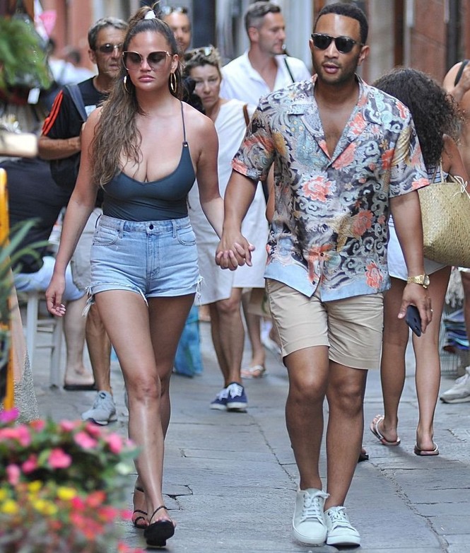 Chrissy Teigen táo bạo không áo lót, khoe vòng 1 'ngoại cỡ' trên phố - ảnh 4