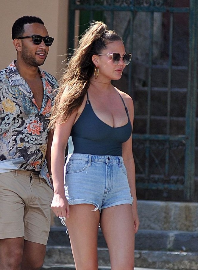 Chrissy Teigen táo bạo không áo lót, khoe vòng 1 'ngoại cỡ' trên phố - ảnh 6