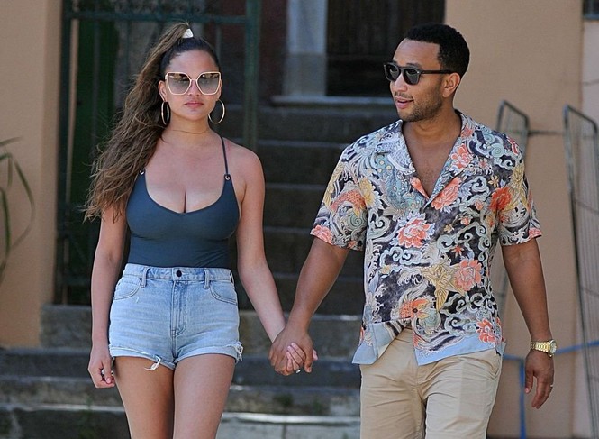 Chrissy Teigen táo bạo không áo lót, khoe vòng 1 'ngoại cỡ' trên phố - ảnh 7