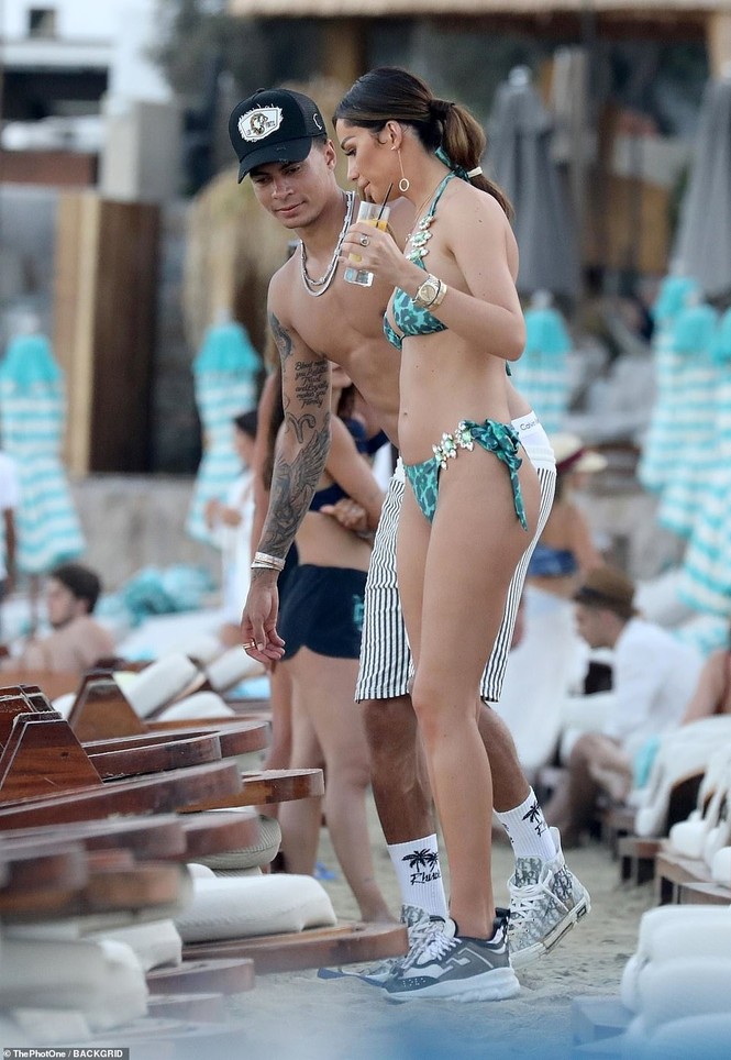 Nàng mẫu Ruby Mae mặc bikini gợi cảm đi ăn trưa với tiền vệ Dele Alli - ảnh 7