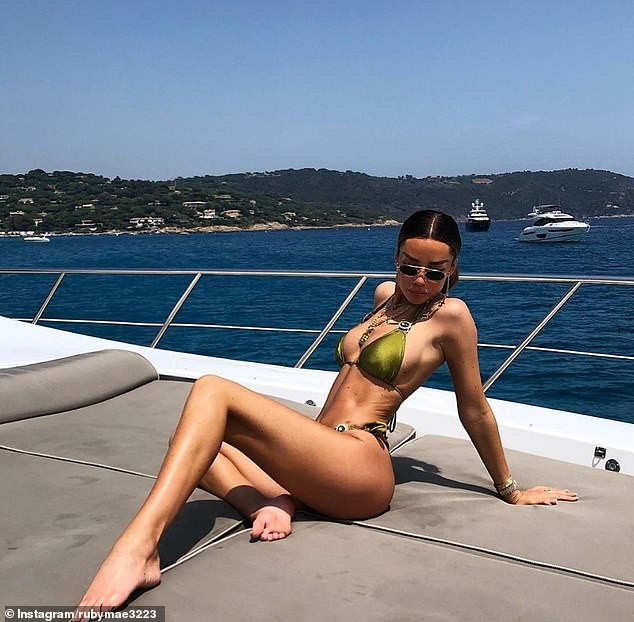 Nàng mẫu Ruby Mae mặc bikini gợi cảm đi ăn trưa với tiền vệ Dele Alli - ảnh 8