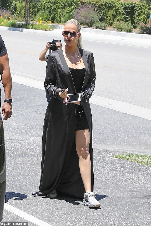 Kim Kardashian mặc crop top bó sát khoe ngực đầy siêu gợi cảm - ảnh 6