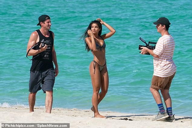 Tình cũ của Justin Bieber khoe đường cong hoàn hảo với bikini - ảnh 2