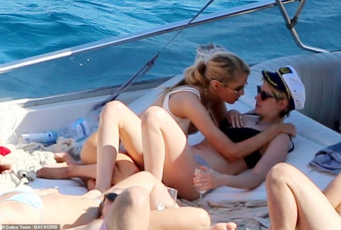 Sao ‘Chạng vạng’ Kristen Stewart hôn đắm đuối nàng mẫu đồng giới Stella Maxwell - ảnh 3