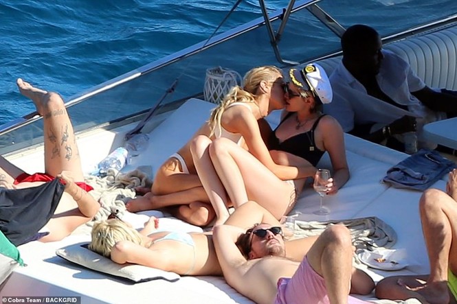 Sao ‘Chạng vạng’ Kristen Stewart hôn đắm đuối nàng mẫu đồng giới Stella Maxwell - ảnh 4