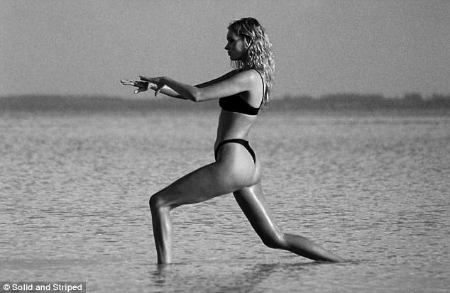 'Búp bê' Elsa Hosk khoe body tuyệt mỹ với áo tắm - ảnh 9