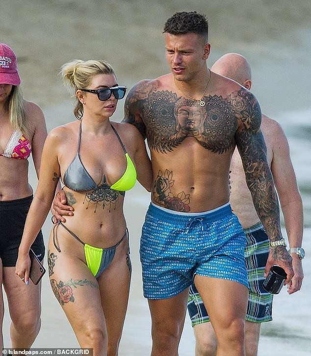 Olivia Buckland nóng bỏng bên chồng ở biển - ảnh 11