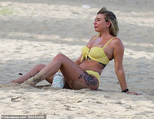 Olivia Buckland nóng bỏng bên chồng ở biển - ảnh 1