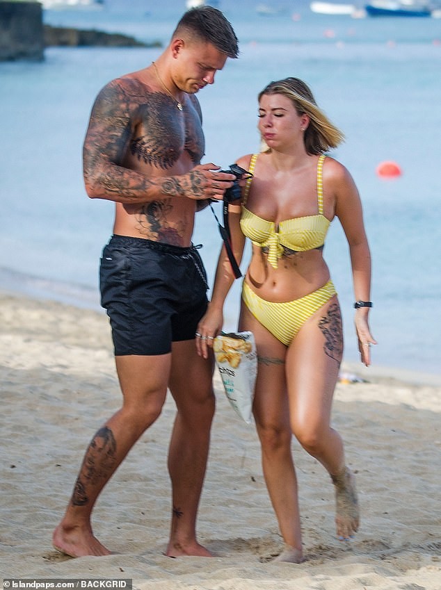 Olivia Buckland nóng bỏng bên chồng ở biển - ảnh 2