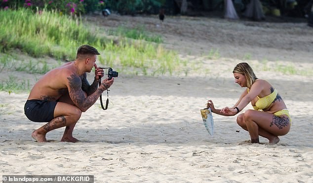 Olivia Buckland nóng bỏng bên chồng ở biển - ảnh 5
