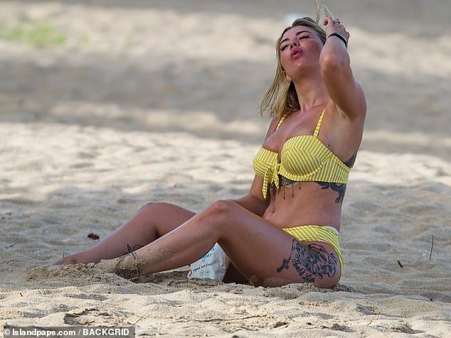 Olivia Buckland nóng bỏng bên chồng ở biển - ảnh 6