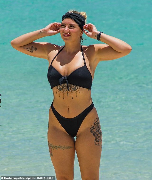 Olivia Buckland nóng bỏng bên chồng ở biển - ảnh 9