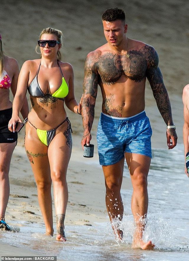 Olivia Buckland nóng bỏng bên chồng ở biển - ảnh 10
