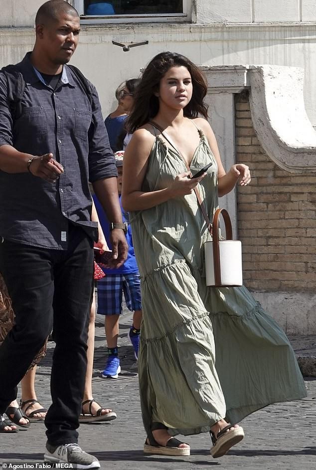 Selena Gomez 'thả rông' vòng 1, để mặt mộc dạo phố - ảnh 4
