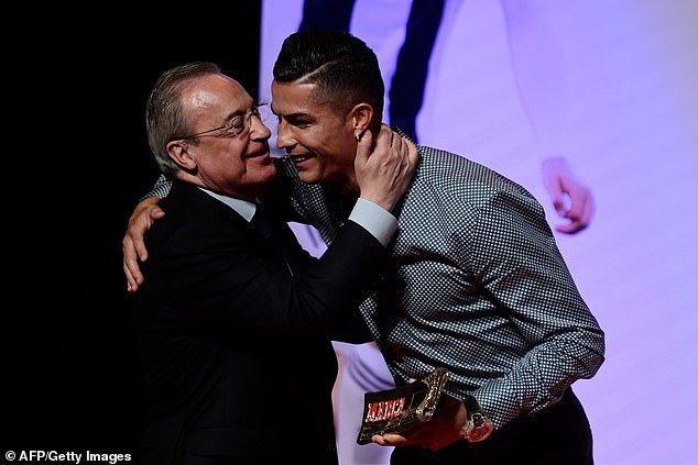 Bạn gái siêu mẫu nóng bỏng bên Cristiano Ronaldo đi nhận giải Huyền thoại Marca - ảnh 2