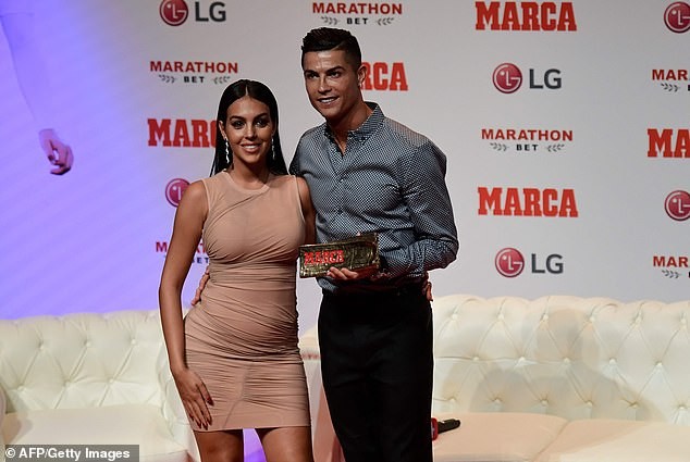 Bạn gái siêu mẫu nóng bỏng bên Cristiano Ronaldo đi nhận giải Huyền thoại Marca - ảnh 1
