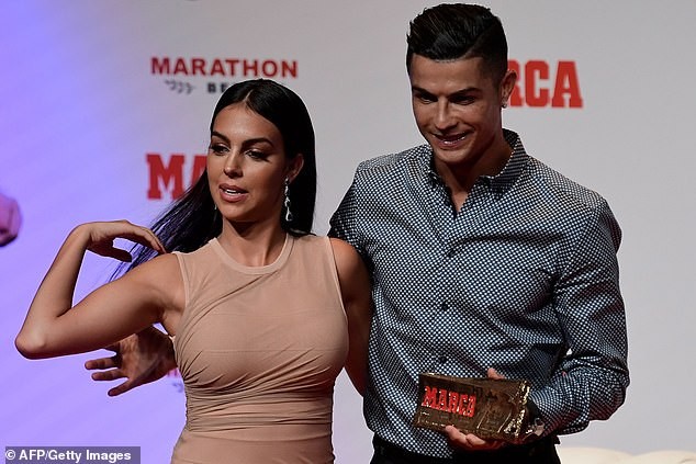 Bạn gái siêu mẫu nóng bỏng bên Cristiano Ronaldo đi nhận giải Huyền thoại Marca - ảnh 4