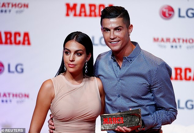 Bạn gái siêu mẫu nóng bỏng bên Cristiano Ronaldo đi nhận giải Huyền thoại Marca - ảnh 6