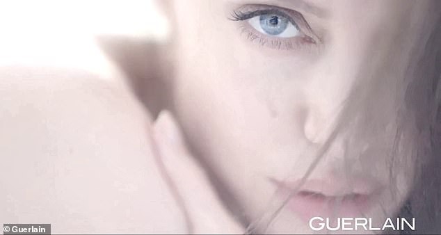 Angelina Jolie bán nude quyến rũ, khoe lưng trần kín hình xăm - ảnh 4