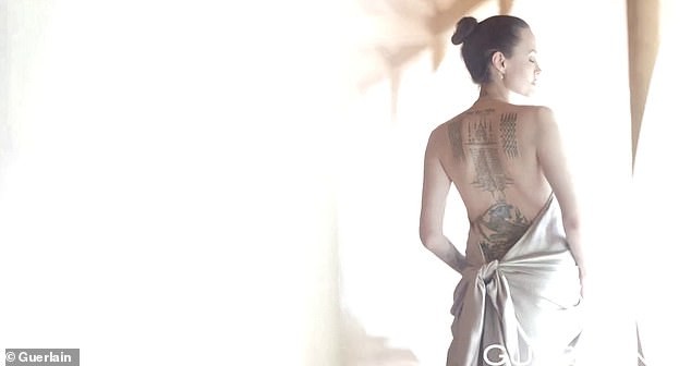 Angelina Jolie bán nude quyến rũ, khoe lưng trần kín hình xăm - ảnh 2