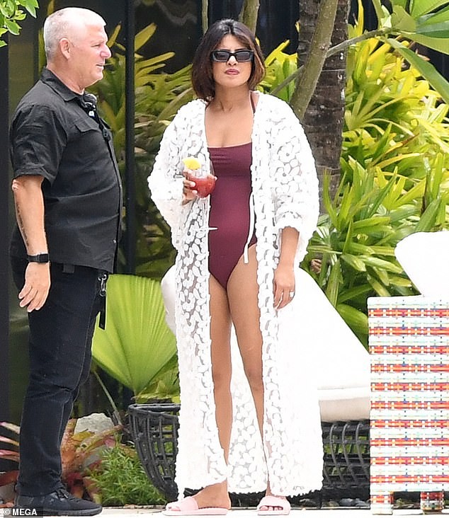 Hoa hậu Priyanka Chopra sexy với áo tắm lọt ống kính giới săn ảnh - ảnh 8