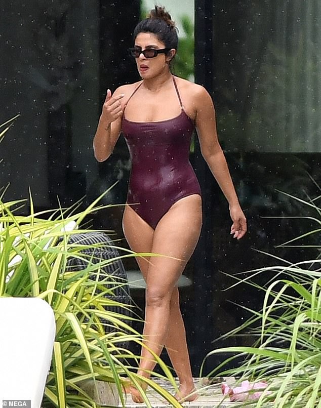 Hoa hậu Priyanka Chopra sexy với áo tắm lọt ống kính giới săn ảnh - ảnh 1