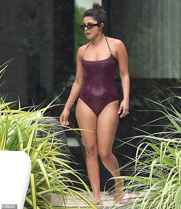 Hoa hậu Priyanka Chopra sexy với áo tắm lọt ống kính giới săn ảnh - ảnh 2