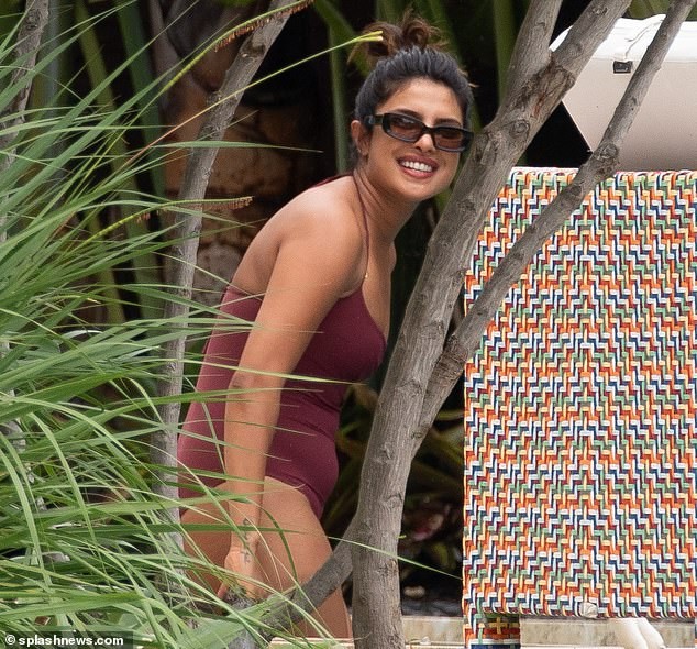 Hoa hậu Priyanka Chopra sexy với áo tắm lọt ống kính giới săn ảnh - ảnh 7