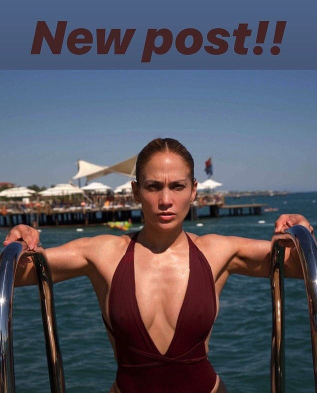 Jennifer Lopez khoe ảnh áo tắm quyến rũ ngất ngây ở tuổi 50 - ảnh 3