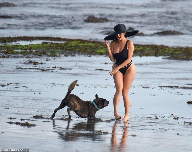 Không thể rời mắt khỏi ba vòng 'bỏng rẫy' của Demi Rose - ảnh 2