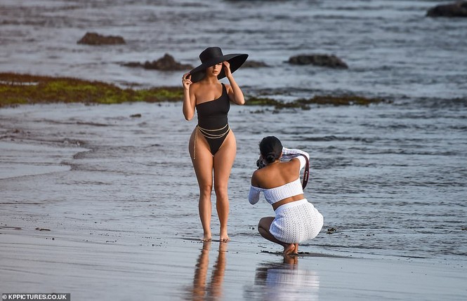 Không thể rời mắt khỏi ba vòng 'bỏng rẫy' của Demi Rose - ảnh 3