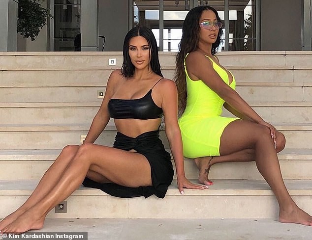Kim Kardashian và hội chị em 'thiêu đốt' ánh nhìn với bikini màu nude - ảnh 5