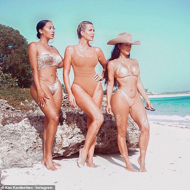 Kim Kardashian và hội chị em 'thiêu đốt' ánh nhìn với bikini màu nude - ảnh 1