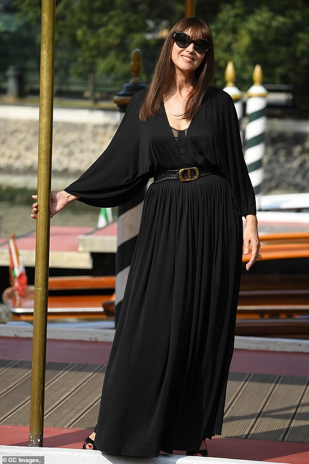 'Tượng đài nhan sắc Ý' Monica Bellucci siêu gợi cảm với áo cổ sâu buông lơi - ảnh 5