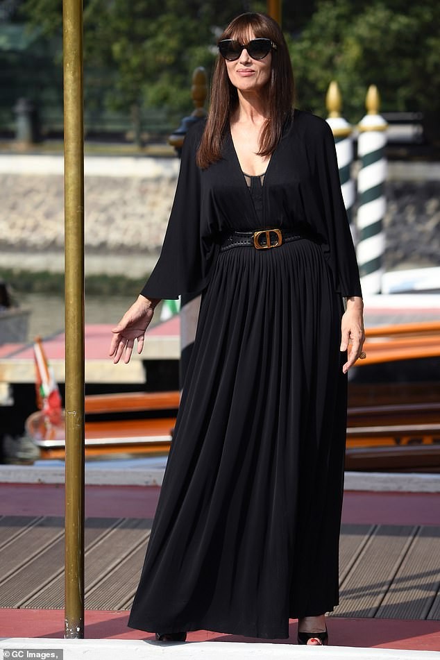 'Tượng đài nhan sắc Ý' Monica Bellucci siêu gợi cảm với áo cổ sâu buông lơi - ảnh 7