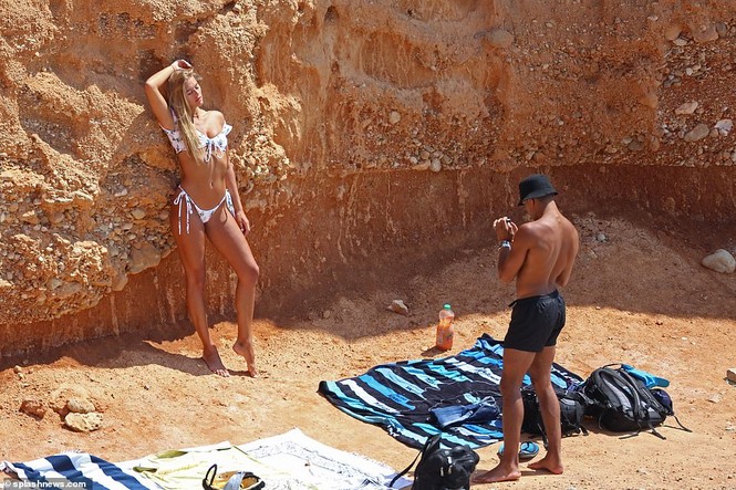 Sao truyền hình Anh quá nóng bỏng với bikini bé xíu, tình tứ bạn trai trên biển - ảnh 2