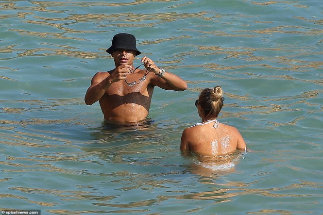 Sao truyền hình Anh quá nóng bỏng với bikini bé xíu, tình tứ bạn trai trên biển - ảnh 3