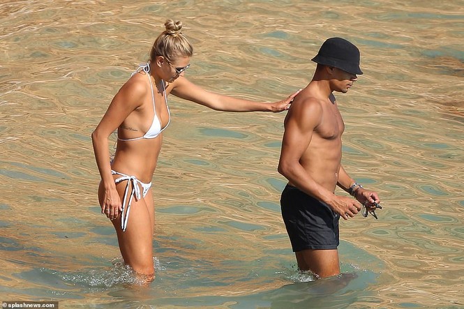 Sao truyền hình Anh quá nóng bỏng với bikini bé xíu, tình tứ bạn trai trên biển - ảnh 5