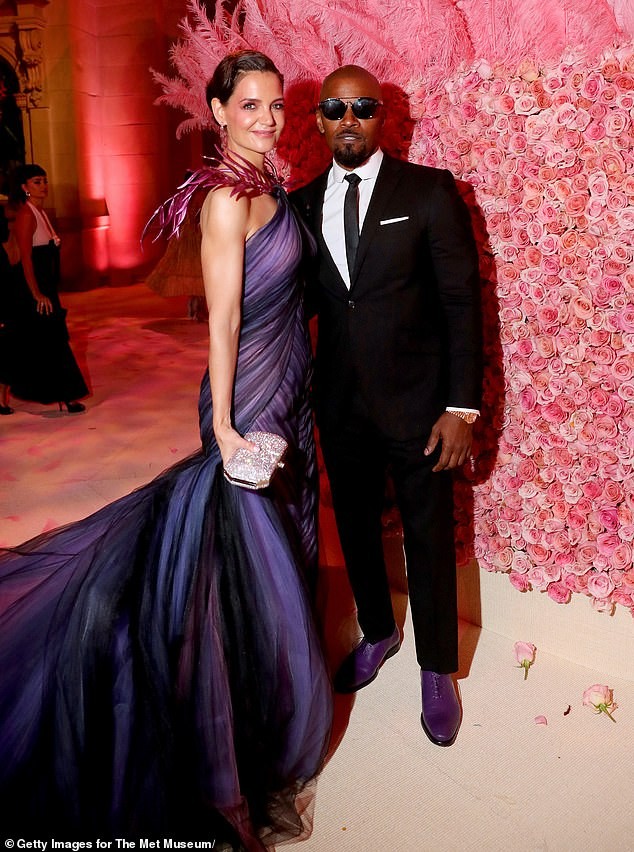 Hậu chia tay Jamie Foxx, Katie Holmes quyến rũ bất ngờ với váy xẻ ngực sâu - ảnh 8