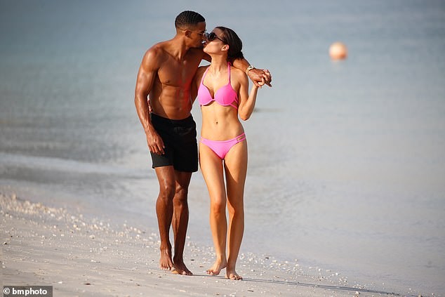 Helen Flanagan khoe dáng nóng bỏng, tình tứ bên bạn trai ở biển - ảnh 8
