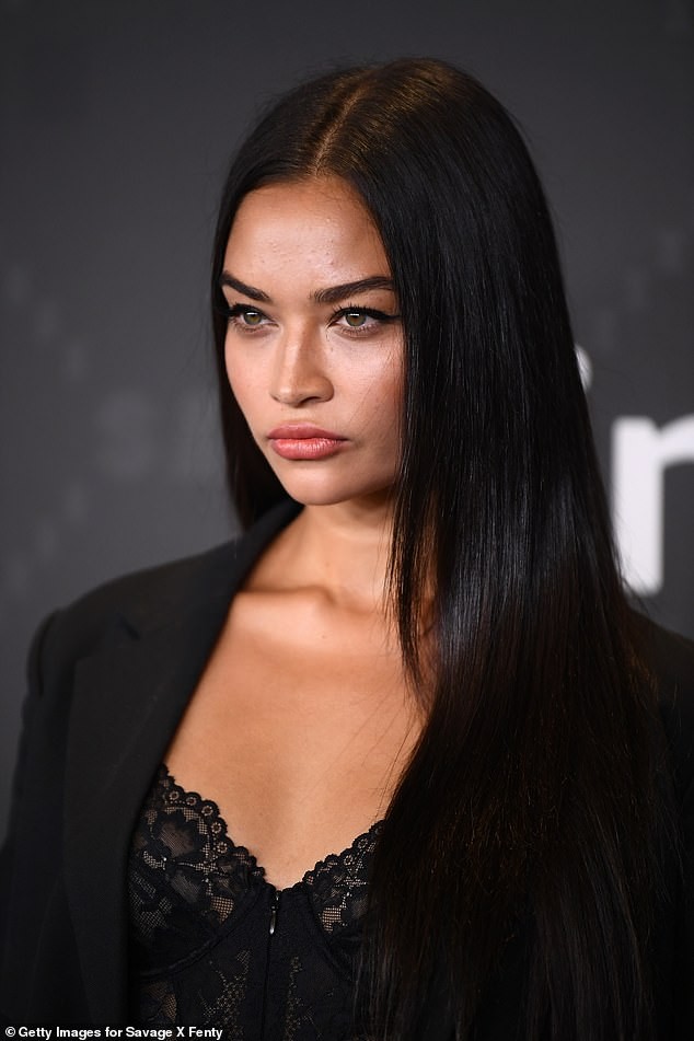 Siêu mẫu Úc Shanina Shaik khoe dáng săn chắc nóng bỏng với váy ren ngắn - ảnh 3