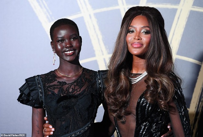 'Báo đen' huyền thoại Naomi Campbell mặc như không ở tuổi 49 gây choáng váng - ảnh 4