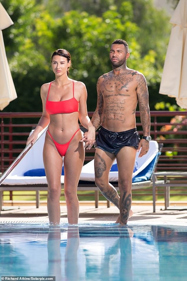 Siêu mẫu ngực 'khủng' mặc bikini, tình tứ bên cầu thủ Jermaine Pennant - ảnh 1