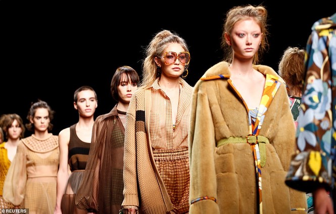 Gigi Hadid để ngực trần catwalk, gợi cảm mơn mởn khó rời mắt - ảnh 1